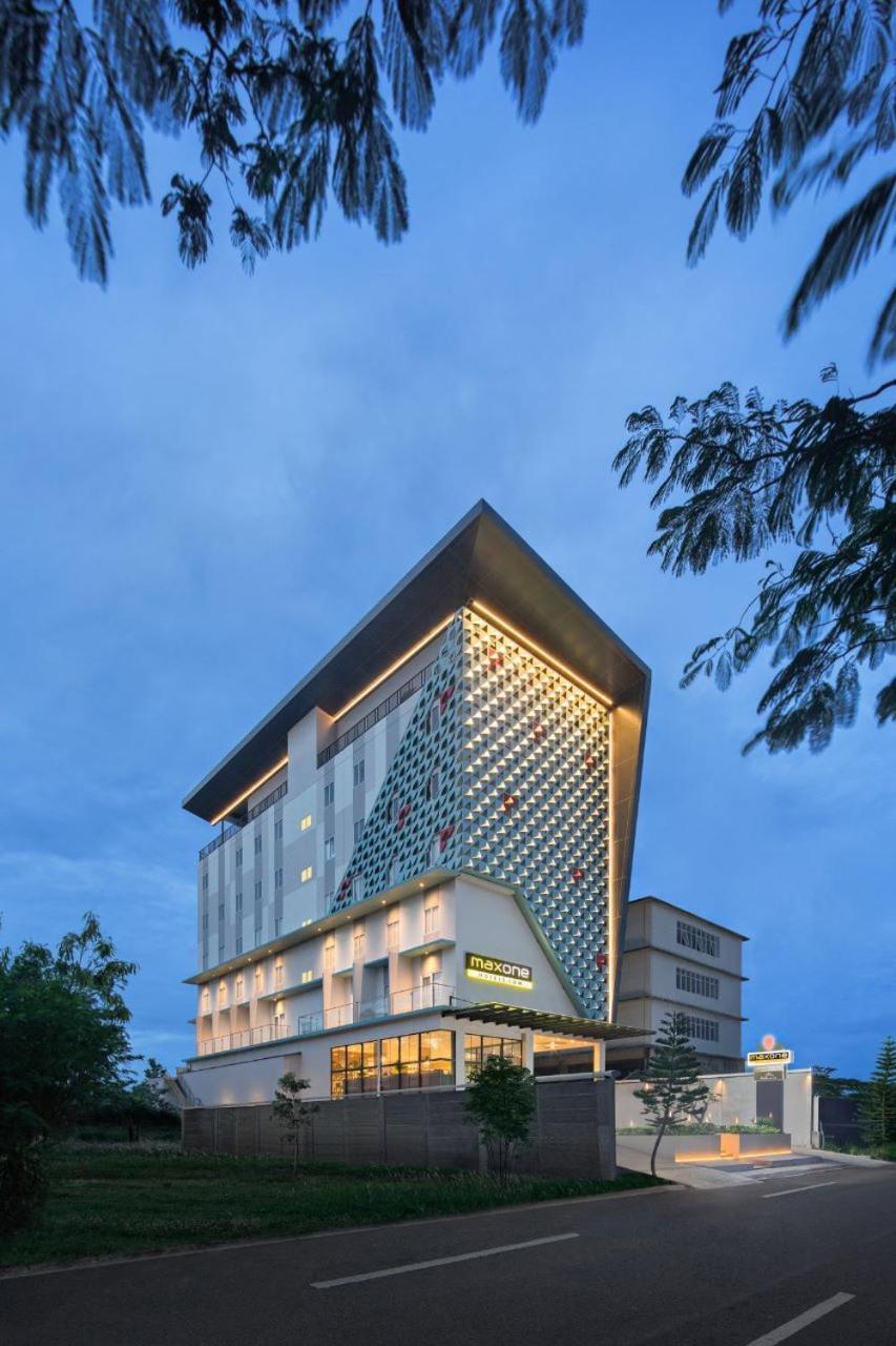 Maxonehotels At Kota Harapan Indah-Бекаси Екстериор снимка